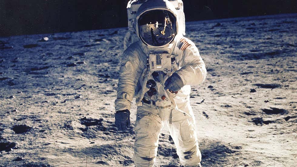 Astronauta Buzz Aldrin caminhando na Lua durante a missão Apollo 11